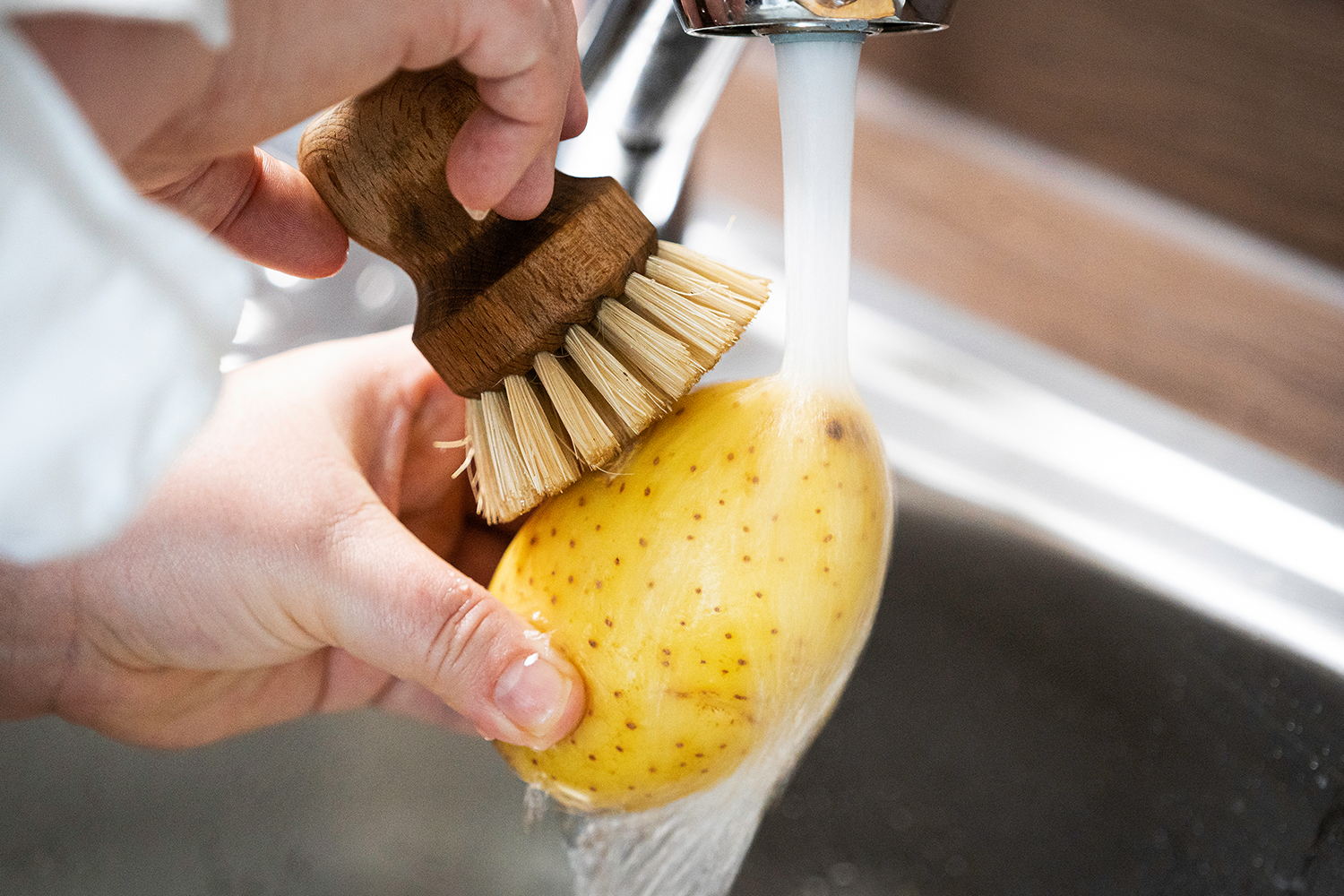 Kartoffel vor dem Kochen säubern