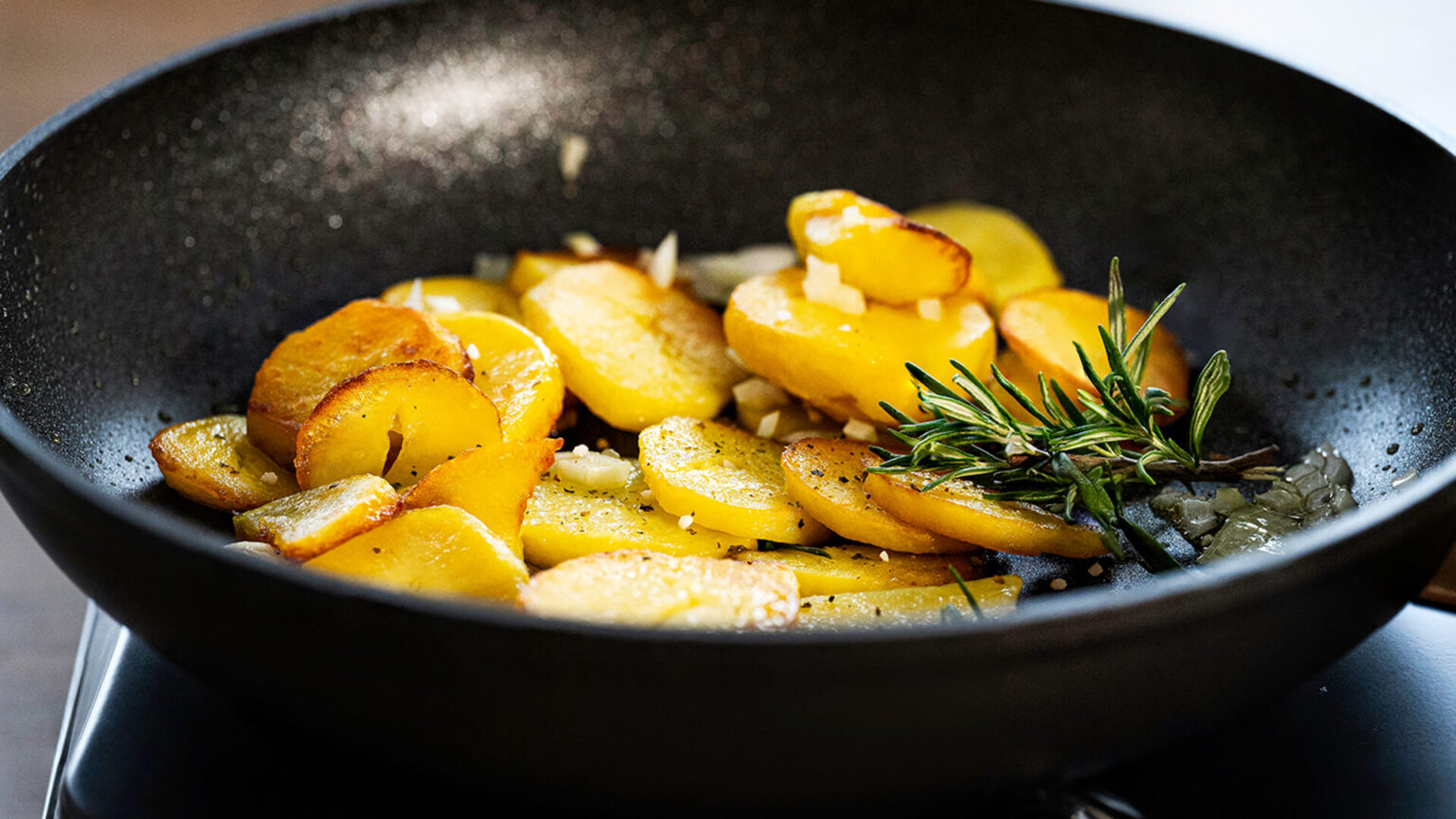 Rosmarinkartoffeln in der Pfanne - in 2 Minuten erklärt - Einfach Kartoffel